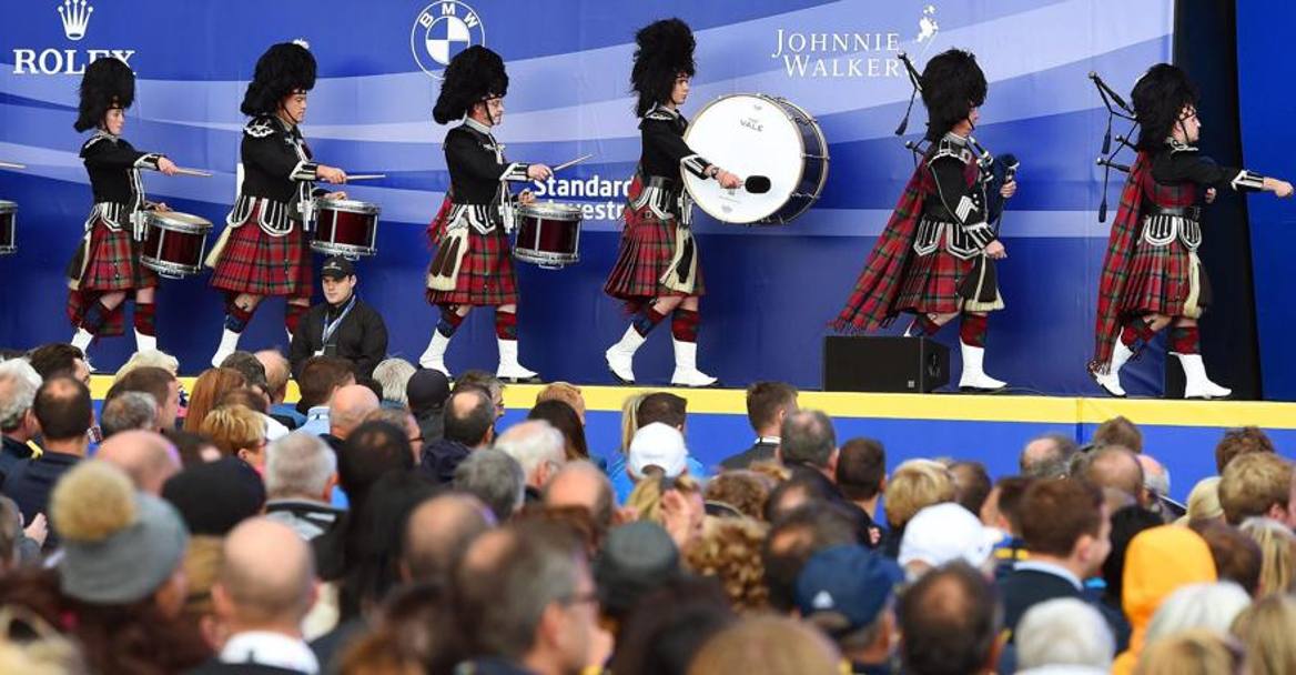 Tamburi, kilt e cornamuse hanno dato il via alla presentazione dell’evento scozzese. Epa
